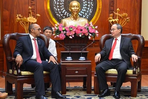 Bí thư Thành ủy Nguyễn Thiện Nhân (phải) tiếp ông-Herminio Lopez Diaz sứ Đặc mệnh toàn quyền Cuba tại Việt Nam đến chào từ biệt