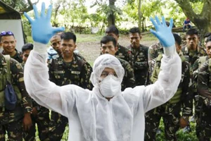 Hướng dẫn binh sĩ tham gia tiêu hủy gia cầm tại trung tâm chỉ huy phối hợp các cơ quan y tế, thú y và nông nghiệp ở San Luis, tỉnh Pampanga, Philippines. Ảnh: EPA