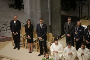 Nữ hoàng Letizia (thứ 2 từ trái) và nhà vua Tây Ban Nha Felipe (thứ 3 từ trái) tham dự thánh lễ trọng thể tại nhà thờ Sagrada Familia ở Barcelona ngày 20-8-2017 tưởng niệm các nạn nhân vụ tấn công khủng bố ở Barcelona, Tây Ban Nha. Ảnh: AP