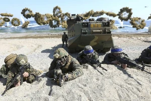 Lính thủy quân lục chiến Mỹ và Hàn Quốc trong cuộc tập trận mang tên Ssangyong tại tỉnh Pohing, Hàn Quốc vào đầu tháng 3-2016. Ảnh: AP