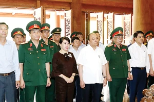 Thủ tướng Nguyễn Xuân Phúc và các đại biểu dâng hương tưởng niệm tại Nhà tưởng niệm Chủ tịch Hồ Chí Minh, Khu di tích lịch sử K9