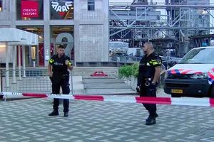 Cảnh sát phong tỏa khu vực Maassilo ở Rotterdam, sau khi buổi diễn của ban nhạc rock Mỹ Allah-Las bị hủy bỏ tối 23-8-2017. Ảnh: RTL