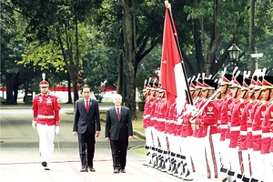Tổng Bí thư Nguyễn Phú Trọng và Tổng thống Indonesia Joko Widodo duyệt đội danh dự tại lễ đón