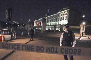 Cảnh sát phong tỏa hiện trường vụ tấn công trước điện Buckingham tối 25-8-2017. Ảnh: AP