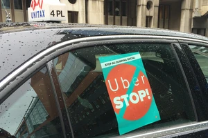 Một taxi truyền thống ở Đan Mạch treo biển phản đối Uber. Ảnh: EUOBSERVER