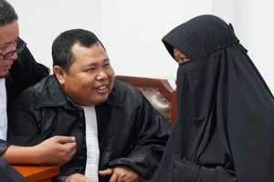 Luật sư Kamsi và cộng sự cùng Dian Yulia Novi trong phiên xửa tại Tòa án Đông Jakarta ngày 25-8-2017. Ảnh: ABC NEWS