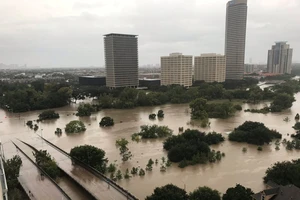 Khu vực dọc theo sông Buffalo Bayou ở thành phố Houston, bang Texas, bị lụt do ảnh hưởng từ bão Harvey. Ảnh: REUTERS