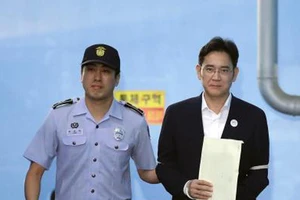 Ông Lee Jae-yong (phải) sau phiên tòa ở Seoul ngày 25-8. Ảnh: EPA/TTXVN
