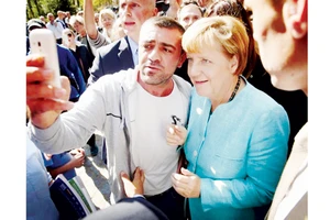 Thủ tướng Đức Angela Merkel thăm một trại của người tị nạn tại Berlin