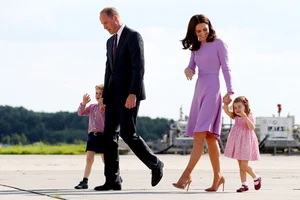 Hoàng tử William và Công nương Kate cùng 2 con, Hoàng tử George và Công chúa Charlotte tại sân bay Hamburg Finkenwerder ở Đức, ngày 21-7-2017. Ảnh: REUTERS