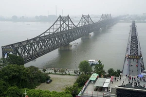 Cây cầu nối Trung Quốc và Triều Tiên tại Đan Đông. Ảnh: AP