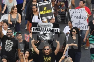 Người dân tuần hành phản đối sắc lệnh ngừng Chương trình DACA của Tổng thống Mỹ tại thành phố Los Angeles ngày 5-9.