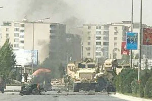 Đoàn xe NATO bị tấn công trên đường Qargha ở quận 5, Kabul, Afghanistan, ngày 24-9-2017. Ảnh: PAJHWOK AFGHAN NEWS