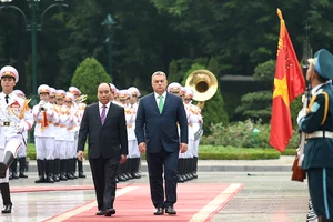 Thủ tướng Nguyễn Xuân Phúc và Thủ tướng Hungary Orban Viktor duyệt đội danh dự - Ảnh: VGP