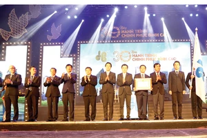Ban Lãnh đạo Công ty CP Tập đoàn Xây dựng Hòa Bình đón nhận Huân Chương Lao động hạng nhì