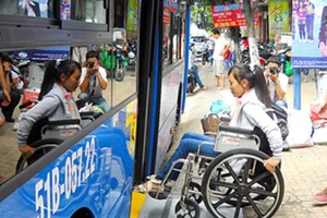 Người khuyết tật được cấp thẻ đi xe buýt miễn phí