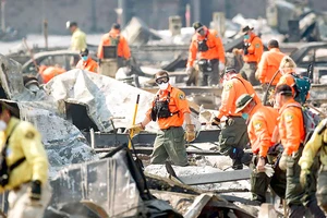 Nhân viên cứu hộ dọn dẹp suốt ngày đêm các khu vực bị lửa thiêu rụi. Ảnh: San Francisco Chronicle News