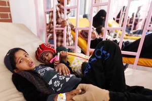  Bệnh nhân mắc dịch tả được điều trị tại một bệnh viện ở Sanaa, Yemen ngày 7-8. Ảnh: EPA