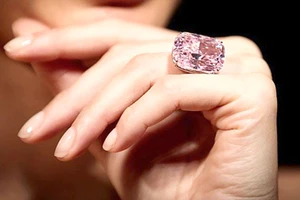 Đấu giá viên kim cương hồng lớn nhất thế giới