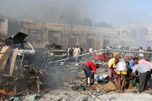 Hiện trường vụ đánh bom xe tại quận Hodan ở Mogadishu, Somalia, ngày 14-10-2017. Ảnh: REUTERS