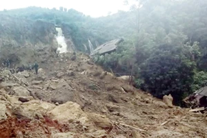 Đất đá sạt lở vùi lấp 7 căn nhà cùng 18 người dân xã Phú Cường, huyện Tân Lạc, tỉnh Hòa Bình