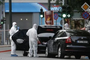 Điều tra hiện trường vụ nổ bom thư trong xe cựu Thủ tướng Hy Lạp Lucas Papademos ở thủ đô Athens 25-5-2017. Ảnh: REUTERS