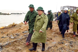 Phó Thủ tướng Chính phủ Trịnh Đình Dũng đã đến khu vực đang xây dựng kè xóm Rớ giai đoạn 2 (thành phố Tuy Hòa) để kiểm tra thực tế tình trạng triều cường, xâm thực