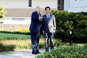Thủ tướng Nhật Bản Shinzo Abe tiếp Tổng thống Mỹ Donald Trump tại Câu lạc bộ golf Kasumigaseki ở Kwagoe