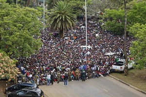 Biểu tình ở thủ đô Harare của Zimbabwe ngày 18-11-2017 đòi Tổng thống Robert Mugabe từ chức. Ảnh: AP