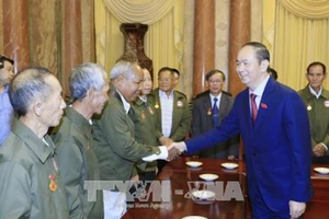 Chủ tịch nước Trần Đại Quang gặp mặt và nói chuyện thân mật với các công dân Lào có công với cách mạng Việt Nam. Ảnh: TTXVN