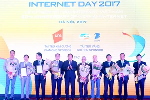 Bộ trưởng Bộ TT-TT Trương Minh Tuấn tặng hoa chúc mừng 10 cá nhân được bình chọn có ảnh hưởng lớn nhất đến Internet Việt Nam giai đoạn 2007 - 2017 ​