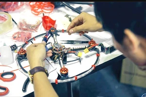 Để có chiếc drone hoàn chỉnh đòi hỏi kỹ năng lắp ráp kiên trì và tỉ mỉ. Ảnh: Internet