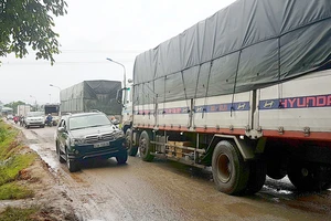 Các loại ô tô chen chúc nhau trên quốc lộ 40B đoạn từ Tam Kỳ đến Phú Ninh
