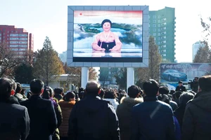 Người dân Hàn Quốc theo dõi thông tin của truyền hình Triều Tiên về vụ thử nghiệm tên lửa, ngày 29-11