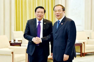 Bí thư Trung ương Đảng Cộng sản Việt Nam Phan Đình Trạc (trái) và ông Dương Hiểu Độ, Ủy viên Bộ Chính trị, Bí thư Ban Bí thư, Ban Chấp hành Trung ương Đảng Cộng sản Trung Quốc 