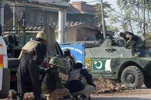 Quân đội Pakistan bao vây Học viện Nông nghiệp Peshawar, nơi các tay súng phiến quân tấn công. Ảnh: CNN
