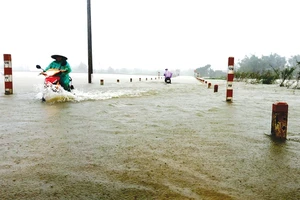 Nhiều tuyến đường giao thông tại Bình Định chìm trong “biển lũ”. Ảnh: Ngọc Oai 