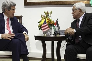 Ngoại trưởng Mỹ gặp Tổng thống Palestine để bàn về hòa bình Trung Đông. Ảnh: Guardian