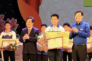 Thí sinh Hà Việt Hoàng giành giải nhất cuộc thi Tự hào Việt Nam 2017