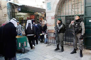 Cảnh sát Israel gác tại thành cổ Jerusalem ngày 8-12