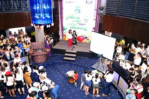 Phiên chợ yêu thương - một hoạt động do Báo SGGP phối hợp với Công ty nước giải khát Suntory Pepsico tổ chức có đông đảo phụ nữ tham gia. Ảnh: TIỂU TÂN