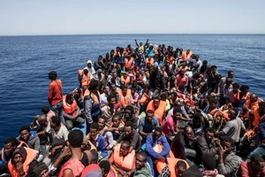 Những người Libya chen chúc trên những con thuyền để vượt biển đến Italia. Ảnh: SPUTNIK 