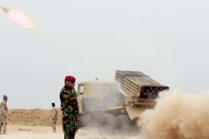 Binh sĩ Iraq bắn rocket nhằm vào IS ở vùng ngoại ô Makhmour phía nam Mosul, Iraq - Ảnh: REUTERS