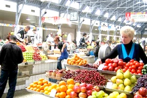 Một quầy bán rau quả tại chợ Dorogomilovsky của Nga