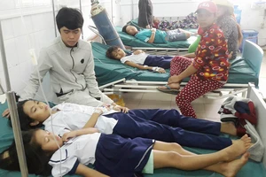Các học sinh có biểu hiện bị ngộ độc cấp cứu tại bệnh viện