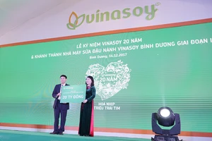 Đại diện Vinasoy ông Võ Thành Đảng trao tặng 20 tỷ cho Chương trình Sữa học đường