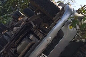 Đắk Lắk: Lật xe đầu kéo làm tài xế và phụ xe tử vong 