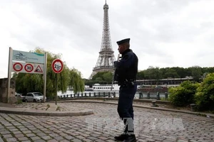 Cảnh sát Pháp tuần tra gần Tháp Eiffel ở thủ đô Paris. Ảnh: AFP/TTXVN