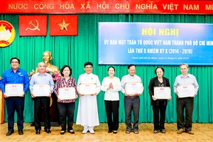 Phó Bí thư Thành ủy TPHCM Võ Thị Dung trao bằng khen tặng các điển hình xuất sắc trong công tác Mặt trận ở TPHCM năm 2017. Ảnh: ĐƯỜNG LOAN