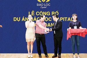 Khách hàng nhận sổ đỏ từ chủ đầu tư dự án Bảo Lộc Capital